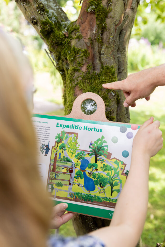 Met een vergrootgals korstmossen bekijken in de Oude Hortus