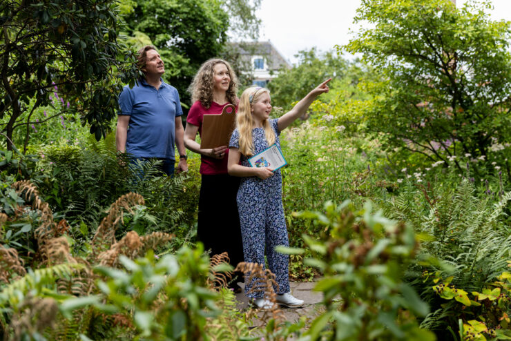 Gezin zoekt naar de raadsels in de Oude Hortus