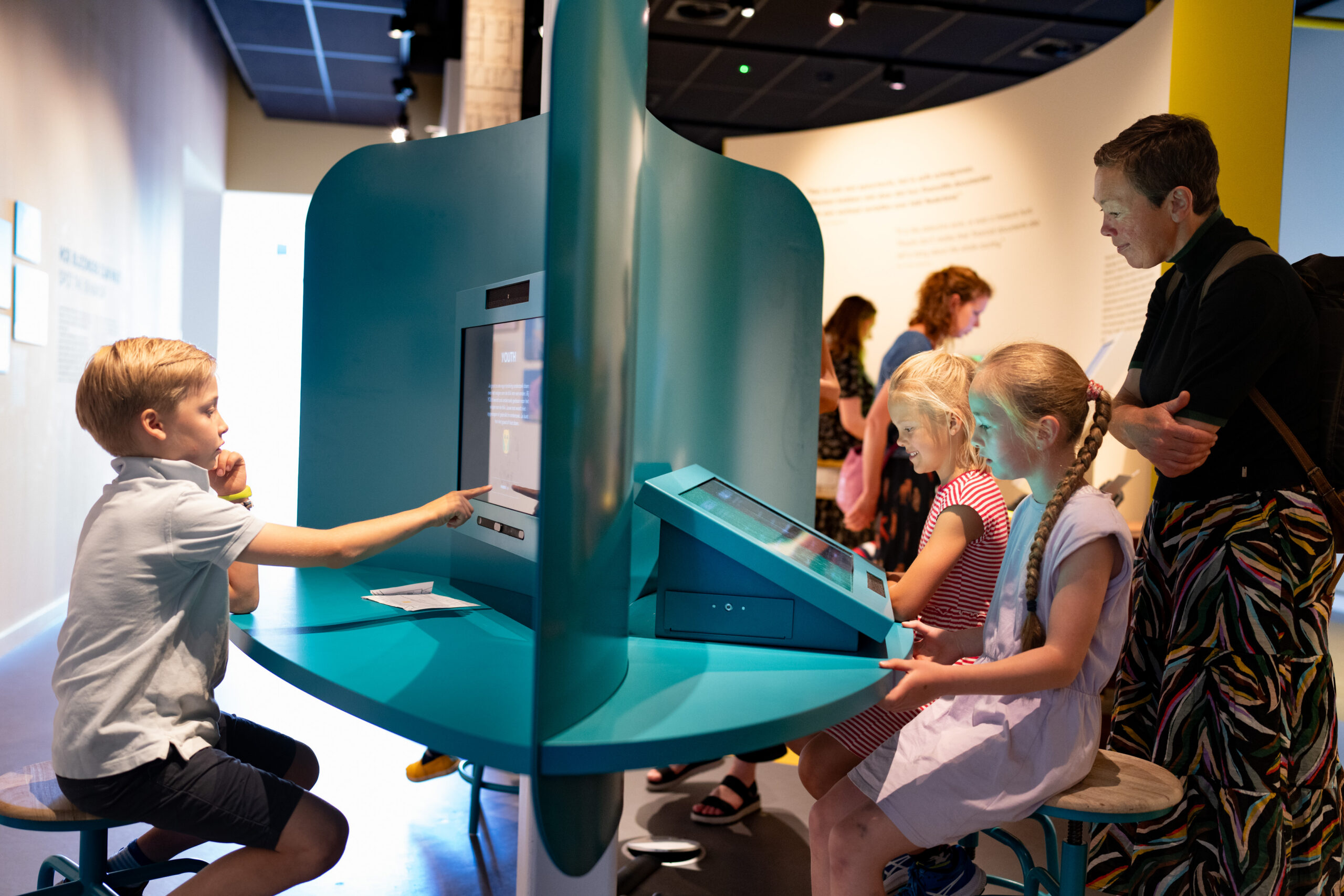 Kinderen en begeleider in zaal