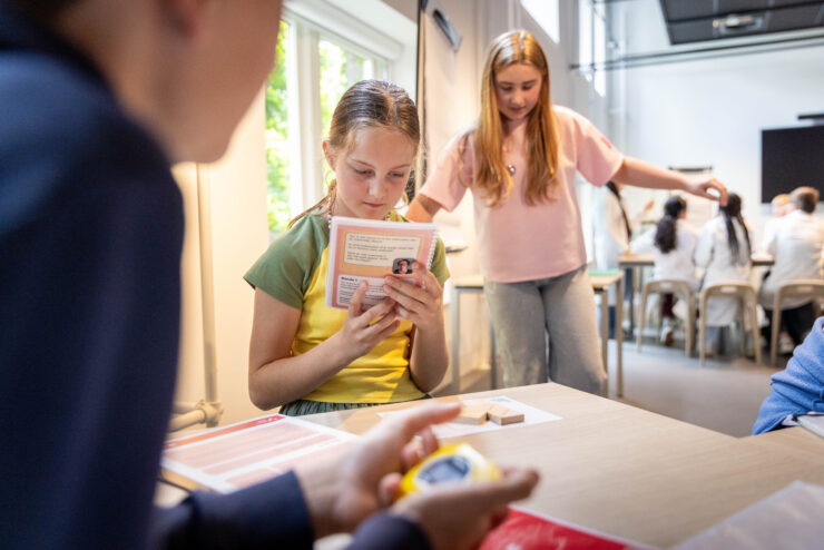 Leerlingen onderzoeken het doen van meerdere taken en hoe aandacht werkt