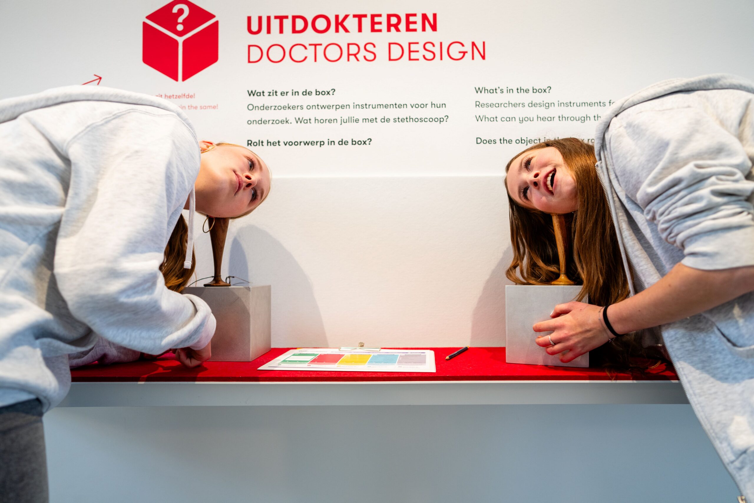 Scholieren onderzoeken de mysterybox