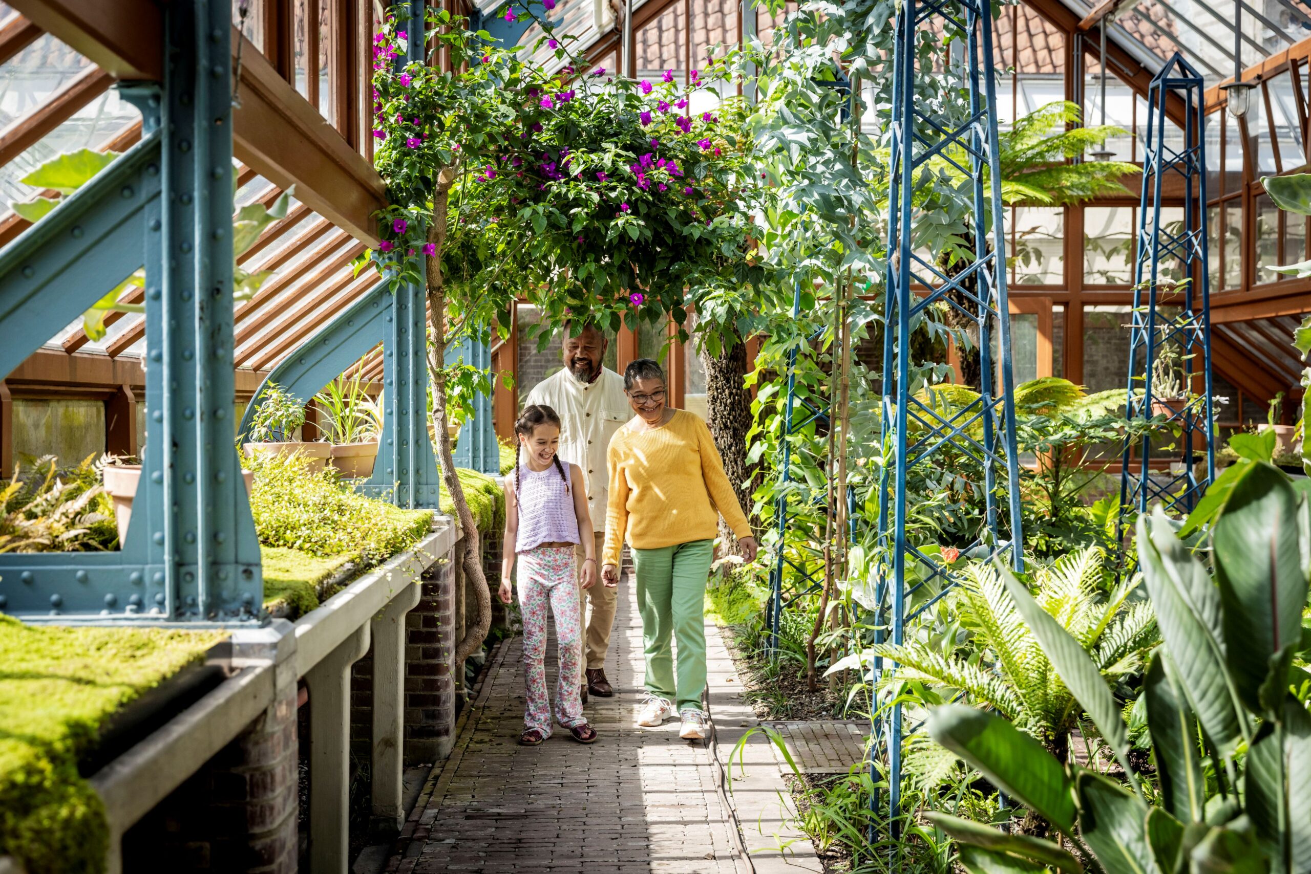 Familie in de kassen van de Oude Hortus
