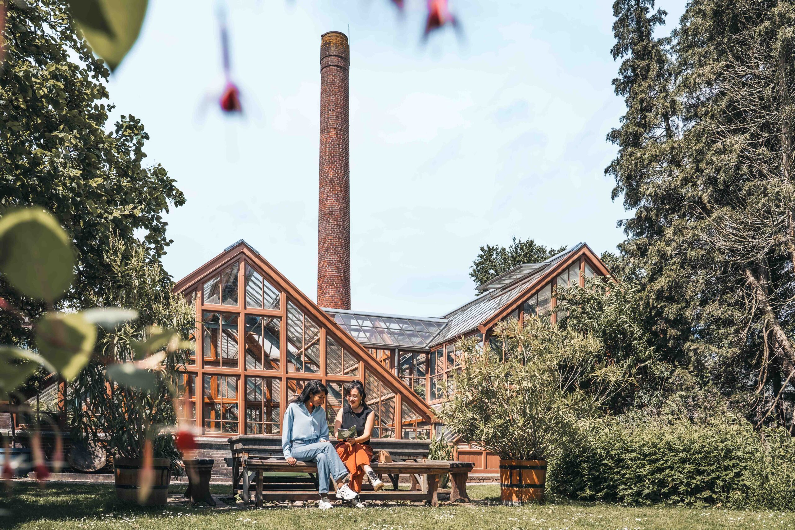 Bezoekers in de Oude Hortus bij de kassen