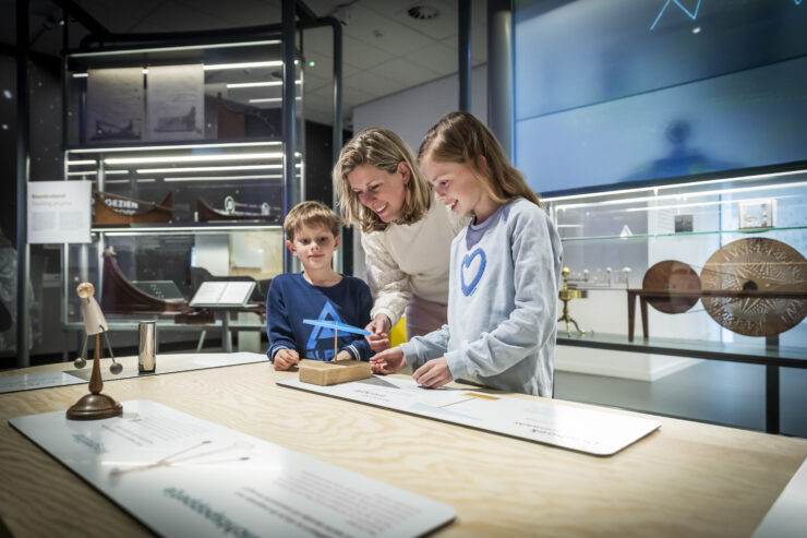 Moeder en twee kinderen onderzoeken in het UMU