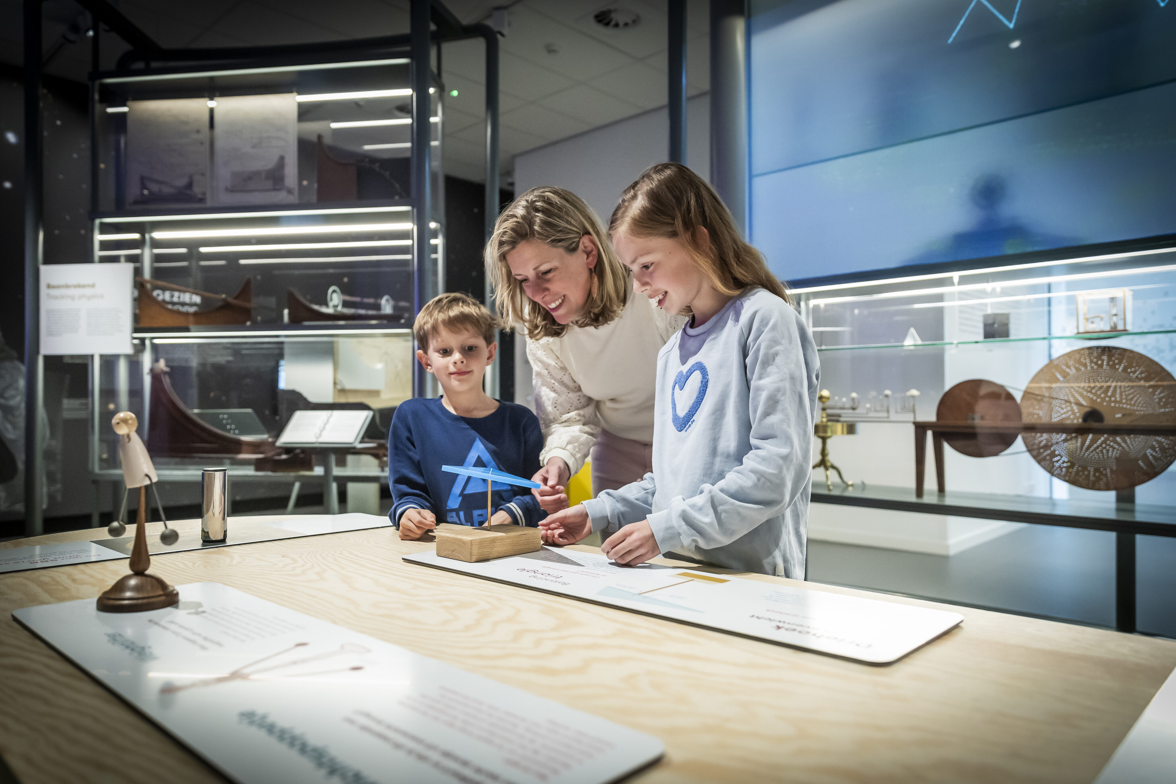 Moeder en twee kinderen onderzoeken in het UMU
